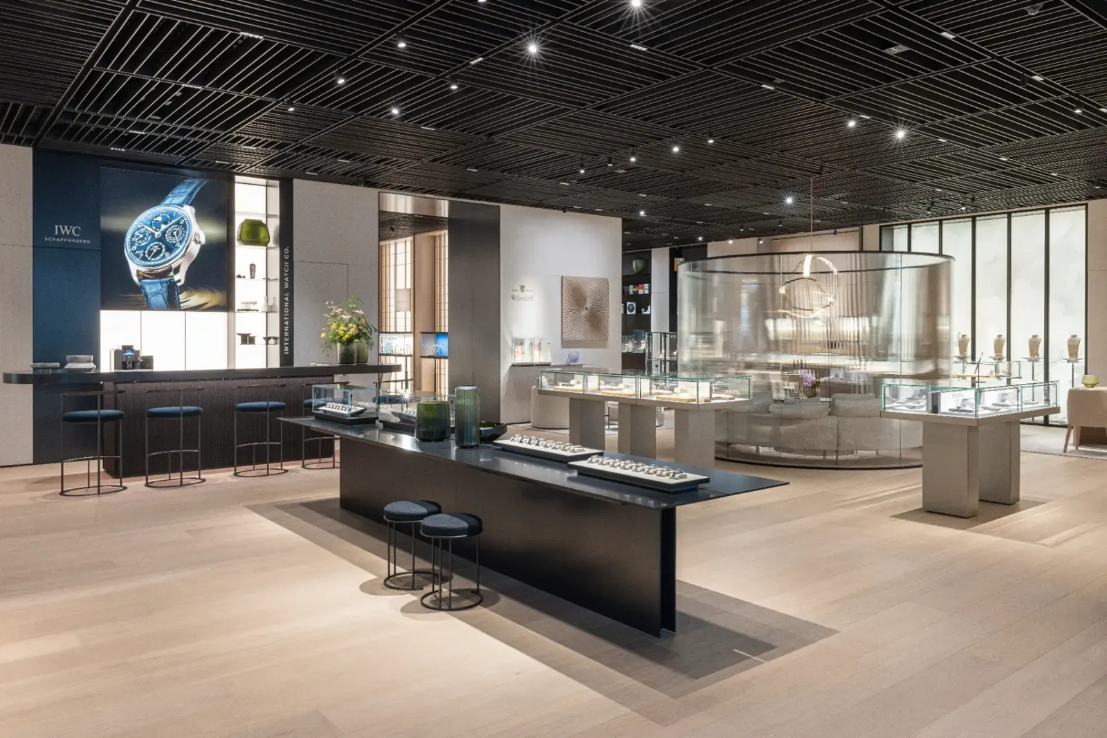 Intérieur d'une boutique d'horlogerie et de bijouterie avec vitrines éclairées, comptoir et espace de présentation